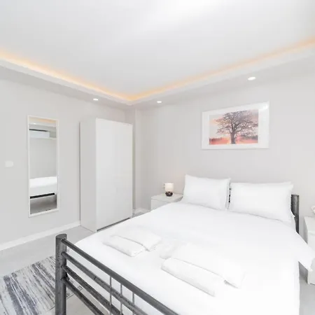 Apartment Modern And Fully Furnished Flat In